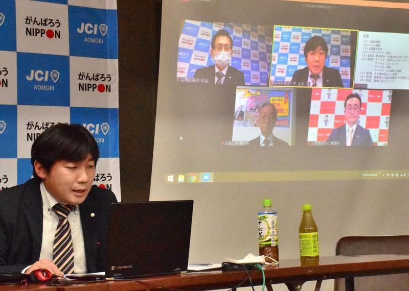 青森中央学院大の山本俊准教授(左)からの質問に答える石田功氏(スクリーン左下)と小野寺晃彦氏(同右下)=青森市の青森青年会議所で2020年10月20日、平家勇大撮影