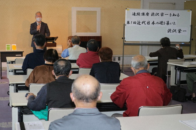 「渋沢栄一を知る」連続講座で市民に語りかける今井博昭さん(左奥)=埼玉県北本市文化センターで2020年10月18日、中山信撮影