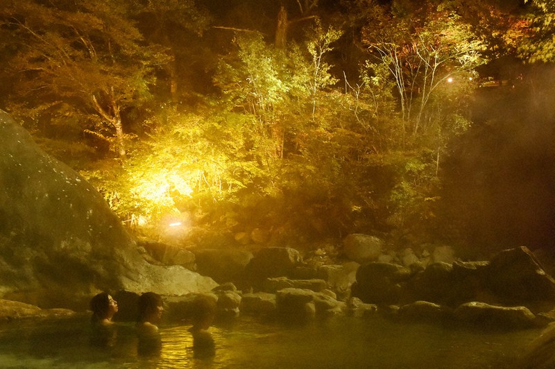 試験点灯でライトアップされ、浮かび上がった紅葉=岐阜県高山市奥飛驒温泉郷で2020年10月19日