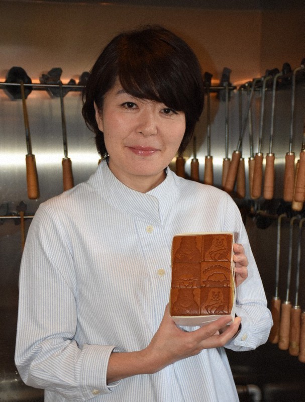 看板商品のカステラを手にする平山美佐子店主=津市長岡町の「デ・カルネロ・カステ」で森田采花撮影