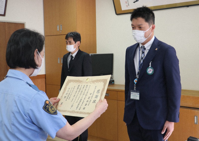 特殊詐欺被害防ぐ JA職員・中芝さん かつらぎ署が感謝状 ／和歌山 毎日新聞