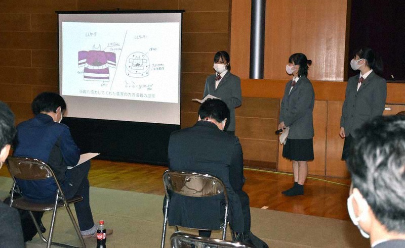 三木町の地域の課題について考えた授業の成果を発表する三木高校の生徒たち=香川県三木町で、西本紗保美撮影