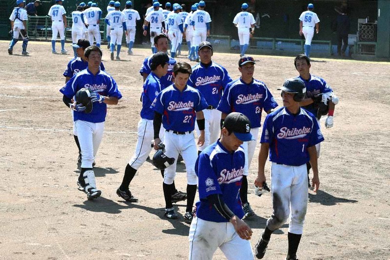 2019年の日本選手権2次予選でJR四国に大敗し、うつむく四国銀行の選手たち=高知市大原町の同市営球場で、北村栞撮影