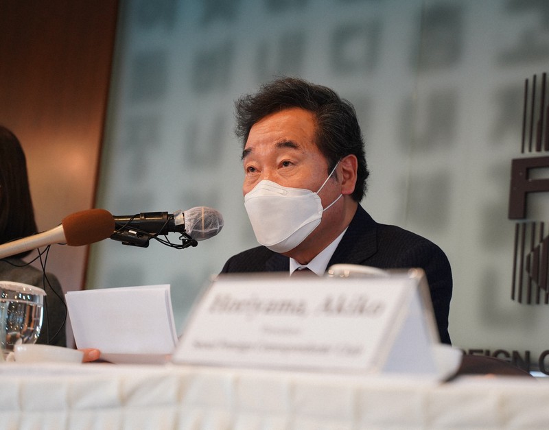 記者会見で発言する韓国与党「共に民主党」の李洛淵代表=ソウルで2020年10月21日、渋江千春撮影