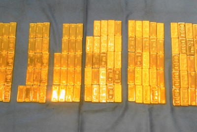 中国からの密輸事件で押収された約120キロの金塊＝大阪府警提供