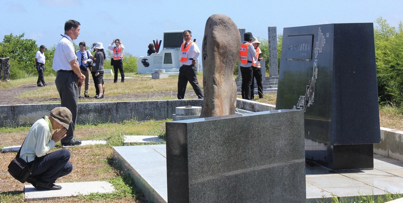 硫黄島・摺鉢山山頂の慰霊碑に手を合わせる遺族=2012年7月17日、栗原俊雄撮影