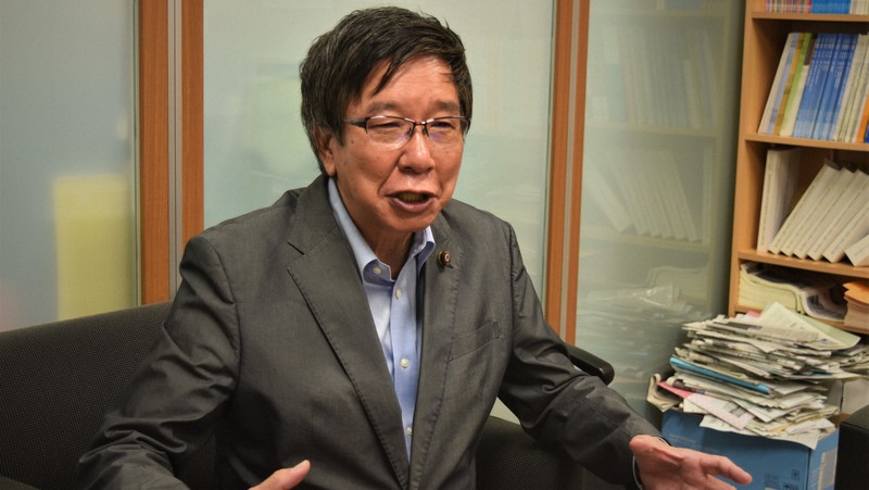 歴代の経済閣僚について語る大門実紀史氏=東京都千代田区の参院議員会館で2020年10月19日、赤間清広撮影