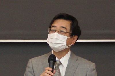 日本学術会議の新会員候補への任命拒否問題について報告する松宮孝明・立命館大教授＝京都市下京区のキャンパスプラザ京都で、福富智撮影