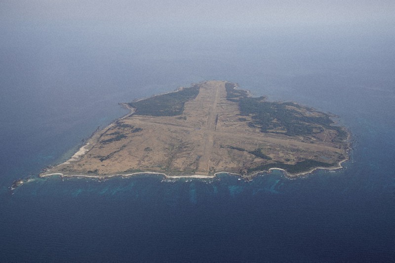 米軍空母艦載機による陸上離着陸訓練(FCLP)の移転候補地となっている馬毛島(鹿児島県西之表市)=2020年2月25日、本社機から