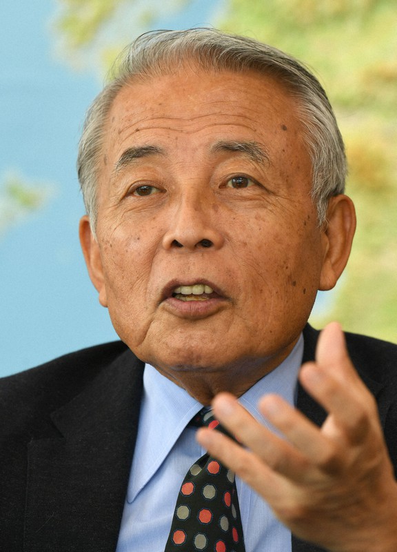 インタビューに応じる九州経済連合会の麻生泰会長=福岡市中央区で2020年10月16日、矢頭智剛撮影