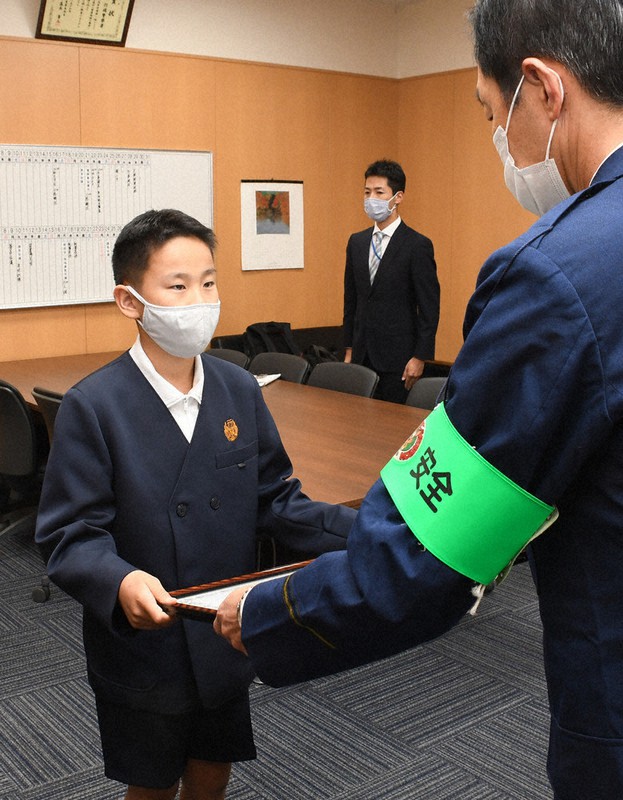 行橋署の北永署長(右)から感謝状を受け取る今村さん=福岡県行橋市で2020年10月16日、松本昌樹撮影