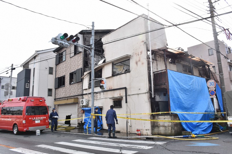 2世帯住宅が全焼した火災現場。家族3人と連絡が取れなくなっている=さいたま市中央区新中里4で2020年10月22日午前9時9分、成澤隼人撮影
