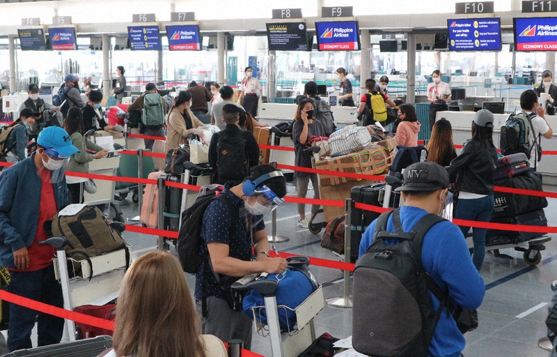 国際線の一部が約2カ月半ぶりに再開し、にぎわう中部空港=愛知県常滑市で2020年6月17日撮影