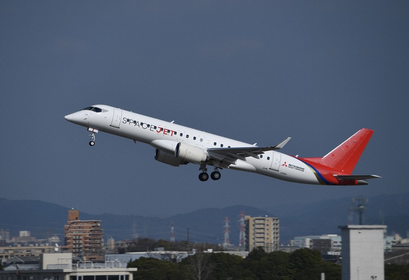 試験飛行で県営名古屋空港を離陸する三菱航空機のジェット旅客機スペースジェット=愛知県豊山町で2020年3月18日午後2時51分、兵藤公治撮影