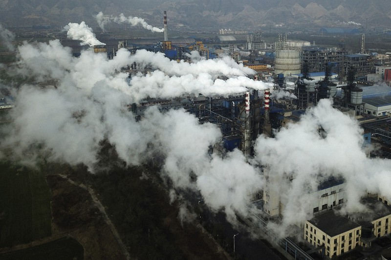 中国中部にある石炭処理工場。脱化石燃料社会の早期実現は地球規模の課題だ=2019年11月、AP