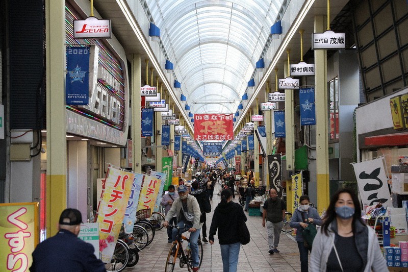 常連客が行き交う横浜橋通商店街=横浜市南区で10月16日、玉城達郎撮影