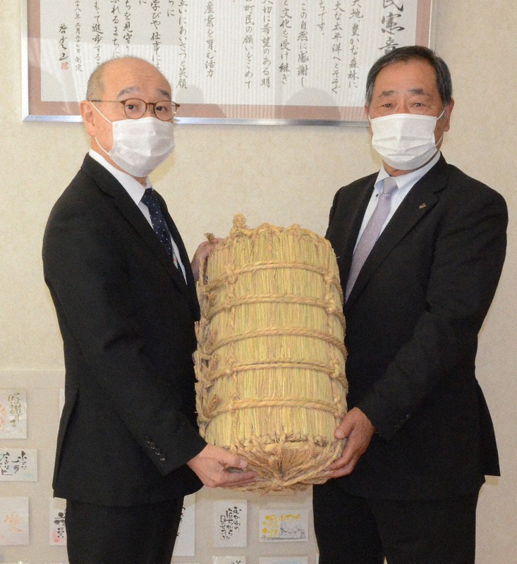 竹中町長にレプリカの米俵を手渡す長門組合長(右)=北海道むかわ町役場で2020年10月14日、平山公崇撮影