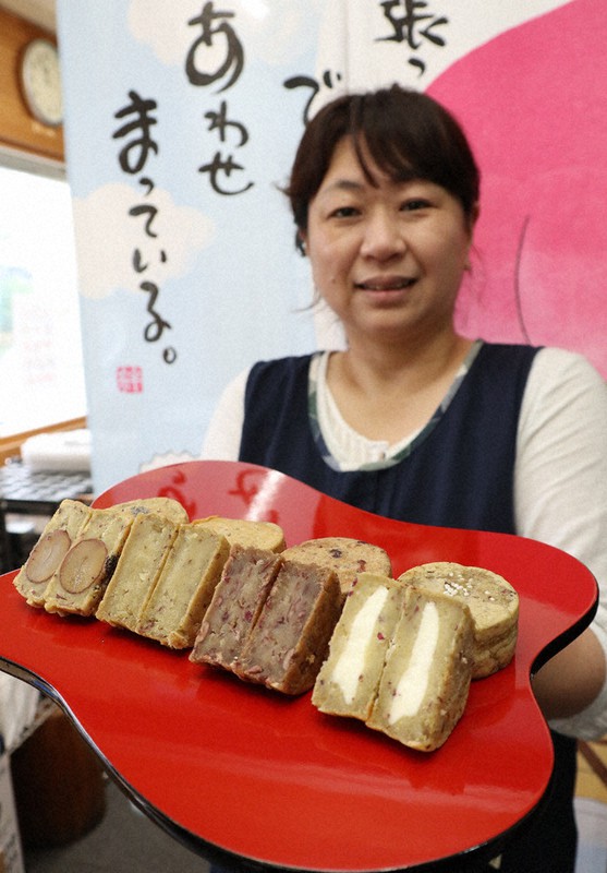 4種類のどっこいまんじゅう。冷凍できるため、通販の取り寄せ品としても人気という=奈良県葛城市当麻で、稲生陽撮影