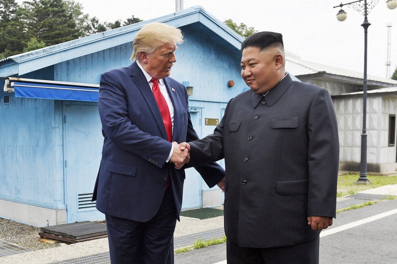 板門店で3回目の米朝首脳会談に臨んだトランプ米大統領と金正恩朝鮮労働党委員長=2019年6月30日、AP