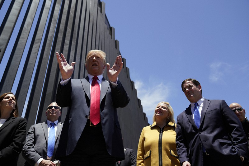 国境沿いに建設された壁を視察したトランプ米大統領=2020年6月23日、AP