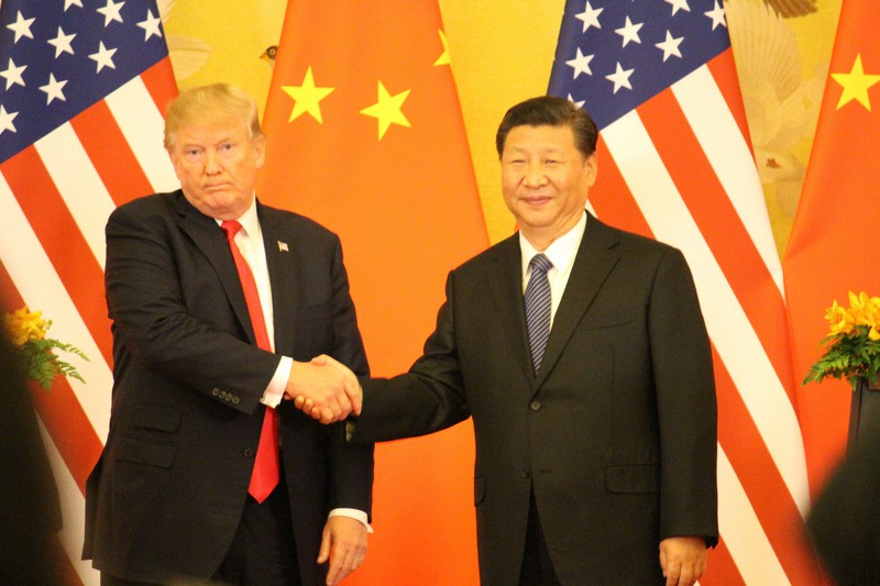 トランプ米大統領(左)は就任当初、中国の習近平国家主席(右)との対話に臨んでいたが、対立を先鋭化させている=北京の人民大会堂で2017年11月9日、高本耕太撮影