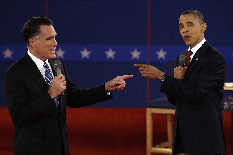 2012年の米大統領選で対決したオバマ(右)、ロムニーの両候補=米東部ニューヨーク州で2012年10月、AP