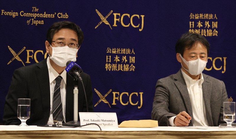 日本学術会議の任命拒否問題で、日本外国特派員協会で記者会見する立命館大の松宮孝明教授(左)と早稲田大の岡田正則教授=東京都千代田区で2020年10月23日午後3時35分、喜屋武真之介撮影