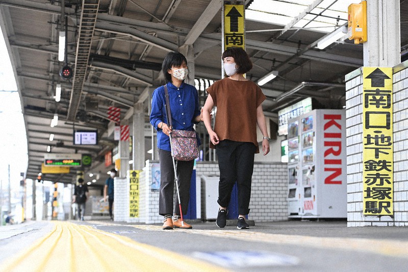 １５歳のニュース 視覚障害 外出時どこが危険 一緒に歩いてわかった そっと触れて声かけ 毎日新聞