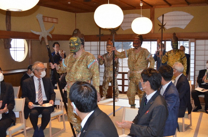 「冠棟」の開業式典会場に入って来た鬼の四天王=三重県伊賀市上野相生町で2020年10月23日午後1時25分、大西康裕撮影