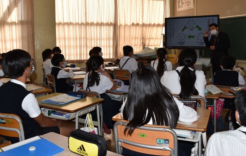香川大教職大学院の金綱准教授からコロナ差別について授業を受ける児童たち=高松市で2020年10月23日午後2時28分、西本紗保美撮影