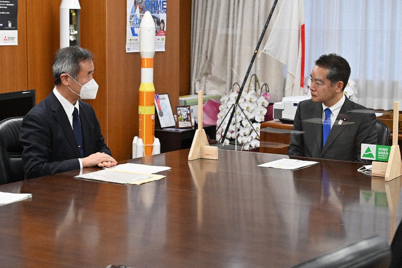 会談する日本学術会議の梶田隆章会長(左)と井上信治科学技術担当相=東京都千代田区で2020年10月23日午前11時、宮間俊樹撮影