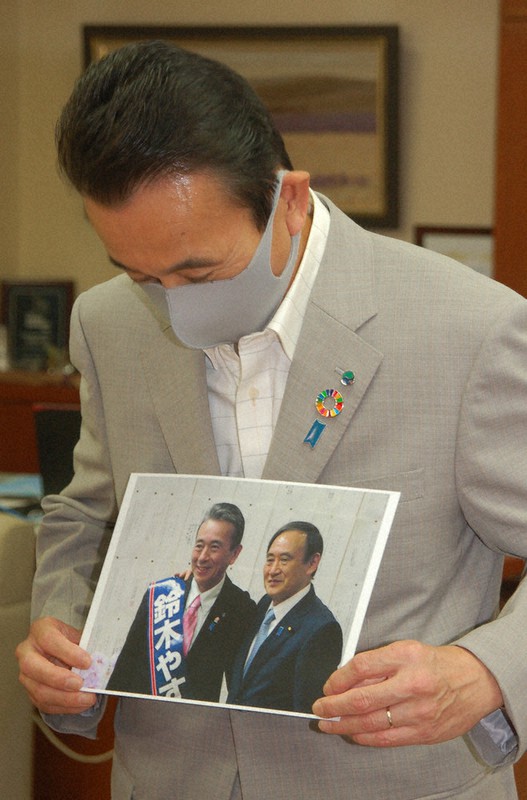 2015年の浜松市長選で、菅義偉首相(当時は官房長官)が応援に来たときの写真を報道陣に披露する鈴木康友市長=市長室で2020年9月14日午後4時37分、福沢光一撮影