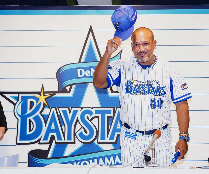 今シーズン限りでの辞任表明会見を終え、あいさつするDeNAのラミレス監督=横浜スタジアムで2020年10月24日(代表撮影)