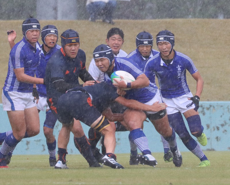 【富山第一-高岡第一】前半、密集を抜けて突進する富山第一のFW陣=富山市森の岩瀬スポーツ公園で2020年10月24日、本紙特約・中村真一郎撮影