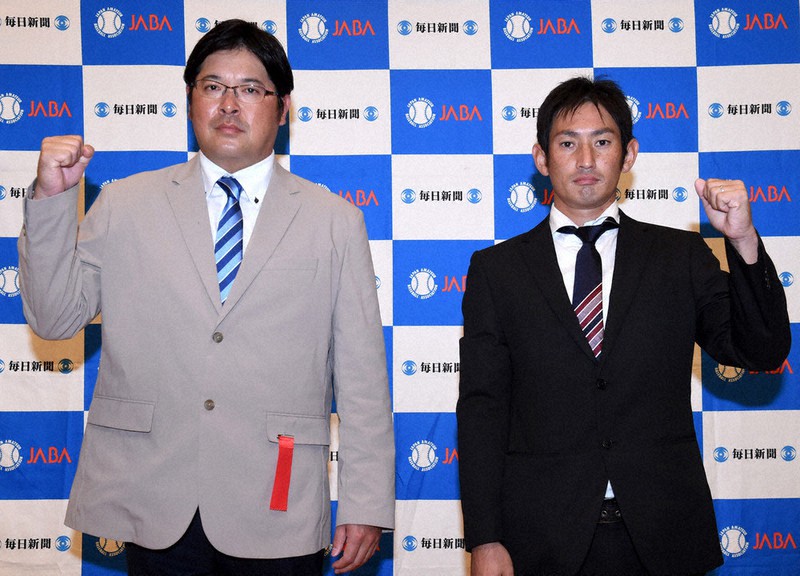 組み合わせ抽選を終え、記念撮影に応じるパナソニックの田中篤史監督(左)と伏木海陸運送の村西徹也監督=東京都千代田区で2020年10月24日、西夏生撮影