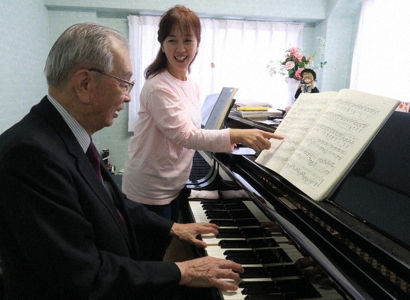 講師の芦田くみさんの指導を受けながら、なめらかな指遣いでベートーベンの曲を演奏する栗田瑞夫さん(左)=豊島区の一音会ミュージックスクールで、谷本仁美撮影