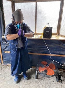 現場で手を合わせる塩田卓也社長。これが作業開始前の「儀式」でもある=本人提供