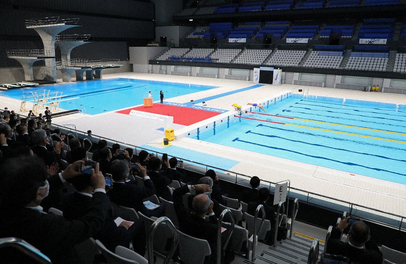 東京アクアティクスセンターの完成披露式典で選手によるデモンストレーションが行われ、競泳のメドレーリレーなどが披露された=東京都江東区で2020年10月24日、佐々木順一撮影