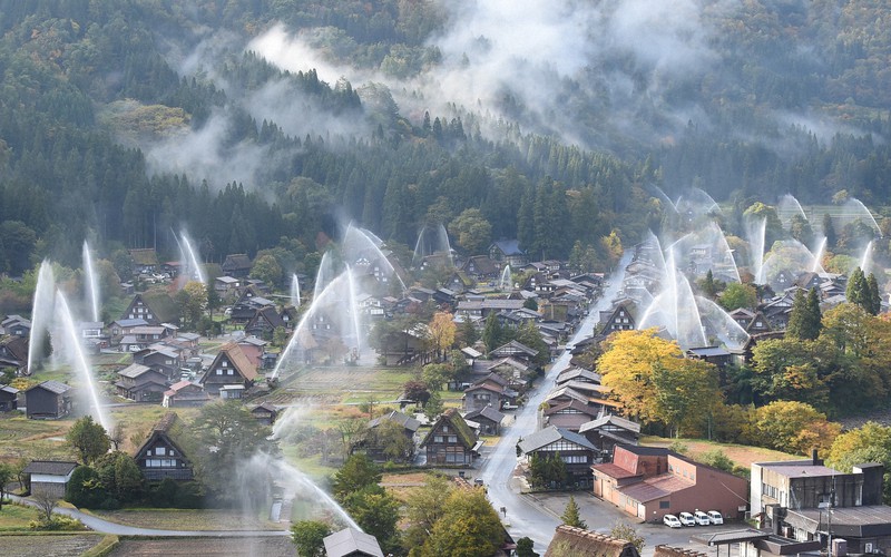 世界遺産・白川郷で消防訓練 50基の放水銃から一斉に水柱 [写真特集3/3
