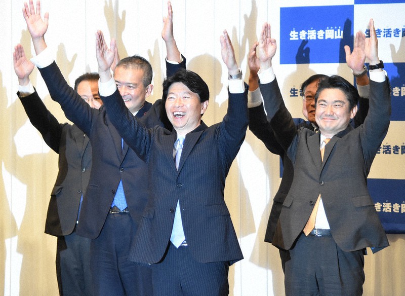当選確実の報を受け、支援者らと万歳する伊原木隆太氏(手前中央)=岡山市中区で2020年10月25日午後8時10分、益川量平撮影