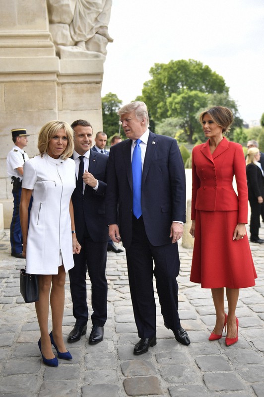 大統領として初訪問したパリでマクロン仏大統領の妻ブリジットさん(左)に対しセクハラ発言をしたトランプ米大統領=2017年7月、AP