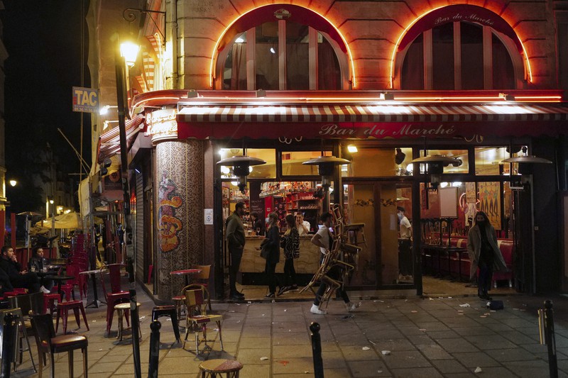 夜間外出禁止令のため店じまいをする飲食店=フランス・パリで2020年10月23日、AP
