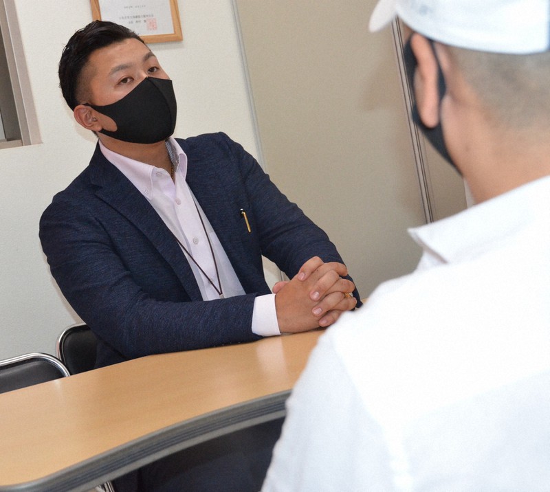 元受刑者の男性(手前)から話を聞く井戸謙佑さん=愛知県小牧市で2020年9月16日午後8時59分、井口慎太郎撮影