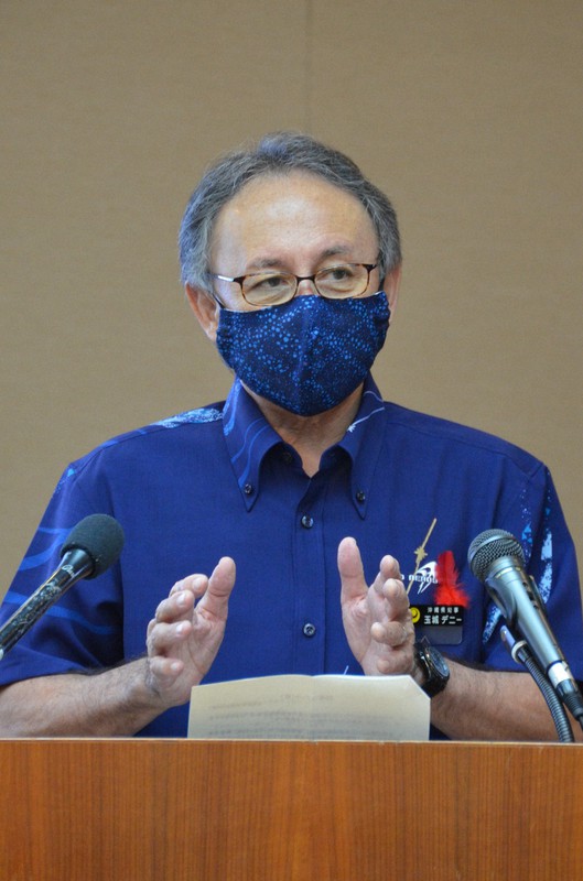 県独自の「沖縄コロナ警報」を出し、県民に感染防止対策の徹底を訴える玉城デニー知事=那覇市の沖縄県庁で2020年10月26日午後4時19分、竹内望撮影