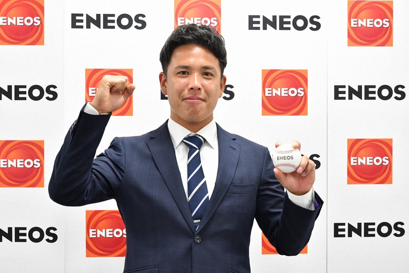 東北楽天に3位指名され笑顔を見せるENEOS・藤井聖投手=ENEOS提供