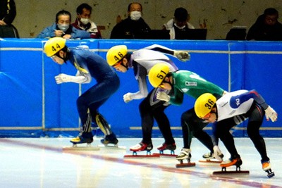 全国大学ショートトラックスピートスケート競技会にて（手前が神奈川大の選手）