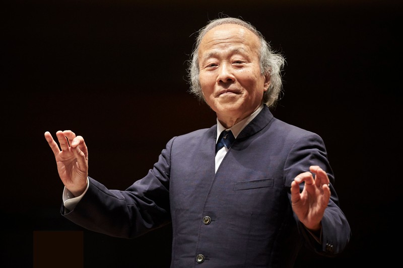 指揮棒を使わずに手指で細かなニュアンスを表現する尾高忠明 (C)上野隆文/提供=東京フィルハーモニー交響楽団