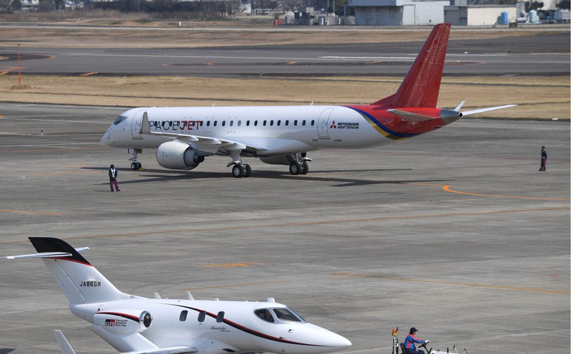 三菱航空機のジェット旅客機スペースジェットの試験10号機（奥）＝名古屋空港で2020年3月18日、兵藤公治撮影