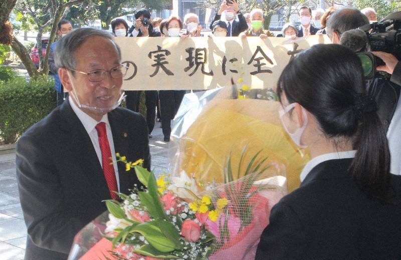 大勢の支持者に見守られながら初登庁する市川氏(左)