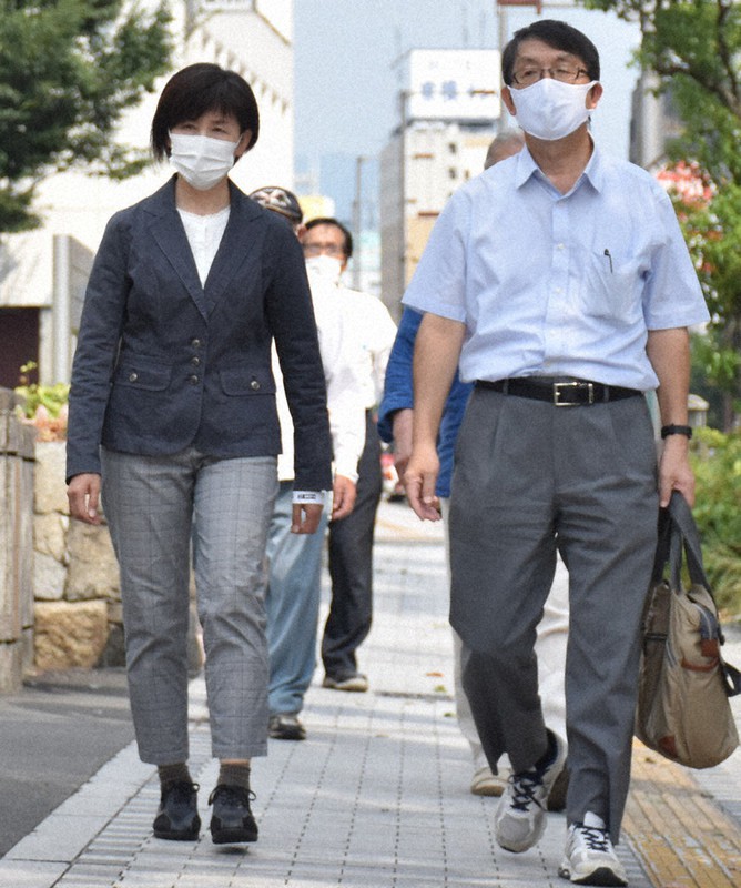 提訴のため松山地裁へ向かう入江須美さん(左)ら=松山市で2020年9月9日午後2時13分、遠藤龍撮影